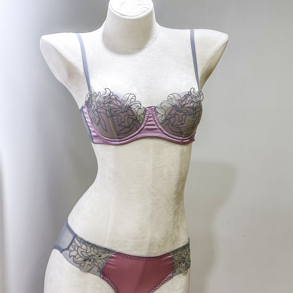 طقم لانجري بوركورال 2026 الجدي - مراجعة Demi Bra Balconette وسعره
